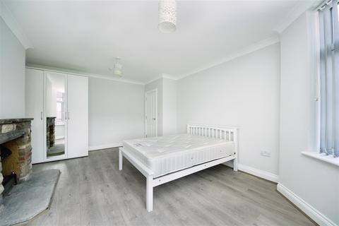3 bedroom flat to rent, Cecil Road, W3
