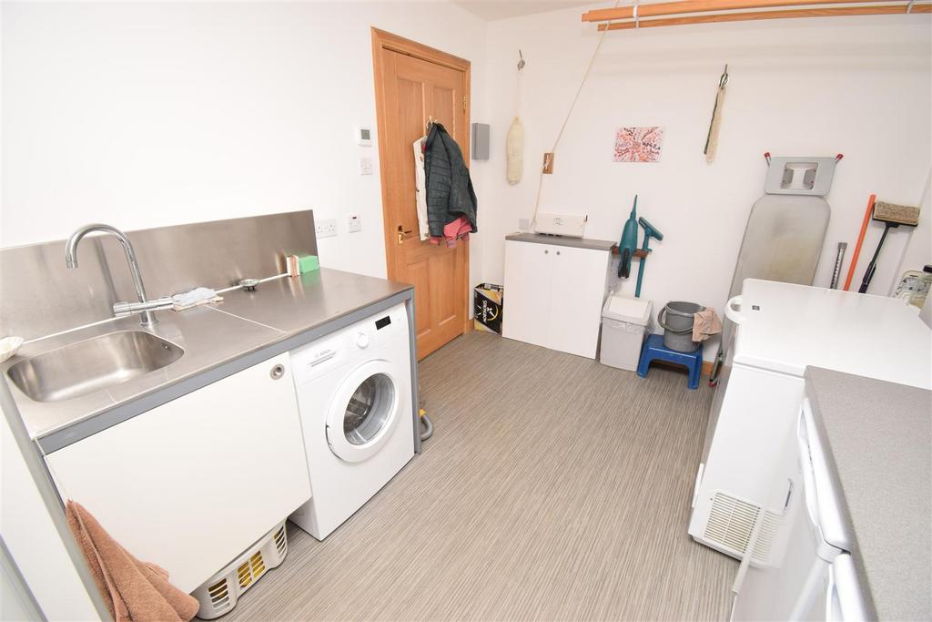 Utility room (2).jpg