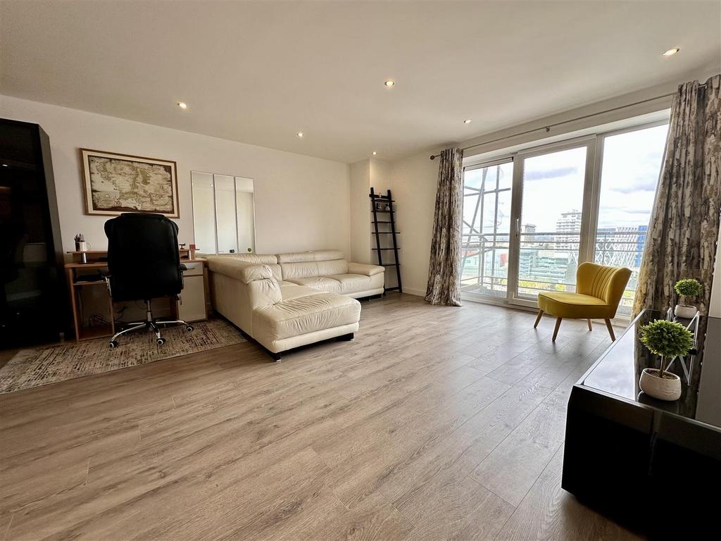 Imperial Point, The Quays, Salford 2 bed apartment for sale £255,000
