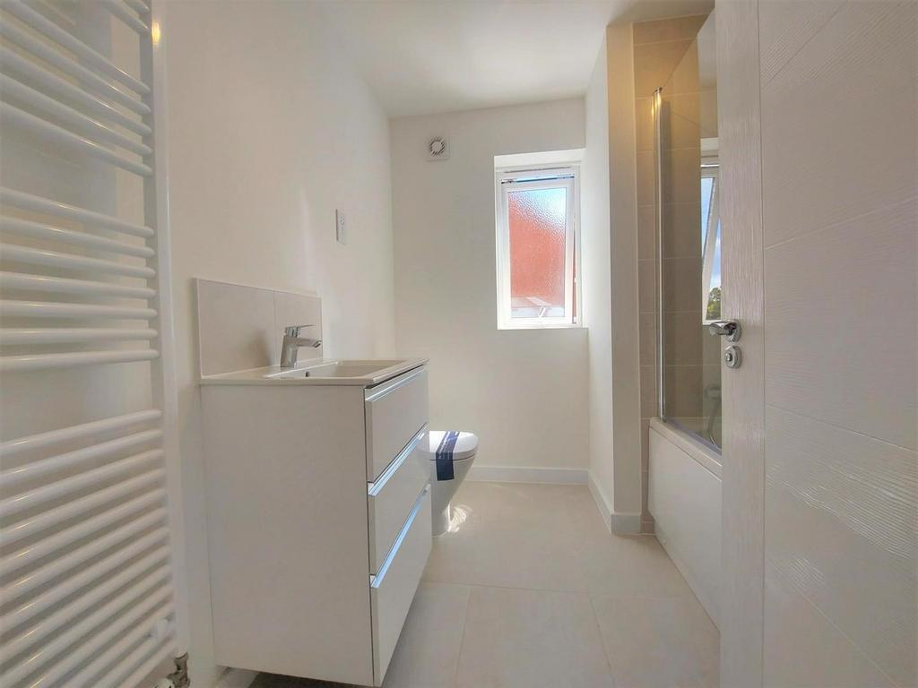 14 - bathroom.jpg