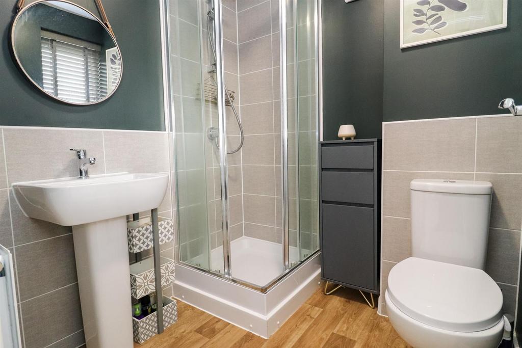 En suite shower room/w.c.