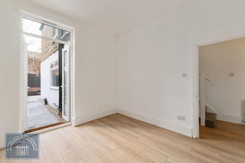 3 Leslie Road, London, E11 4HF