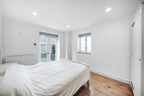 2 bedroom apartment for sale, Howard House, Britannia Village E16