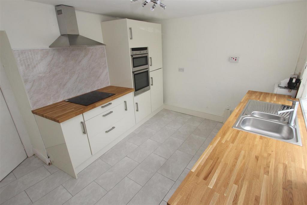 Kitchen...JPG