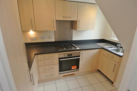 2 bedroom apartment to rent, Addlestone Park, Addlestone KT15