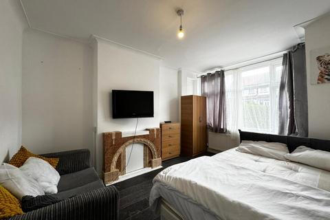 4 bedroom terraced house to rent, Buller Road, Thornton Heath