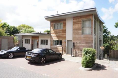 2 bedroom townhouse to rent, Grove Hill Close, Emmer Green
