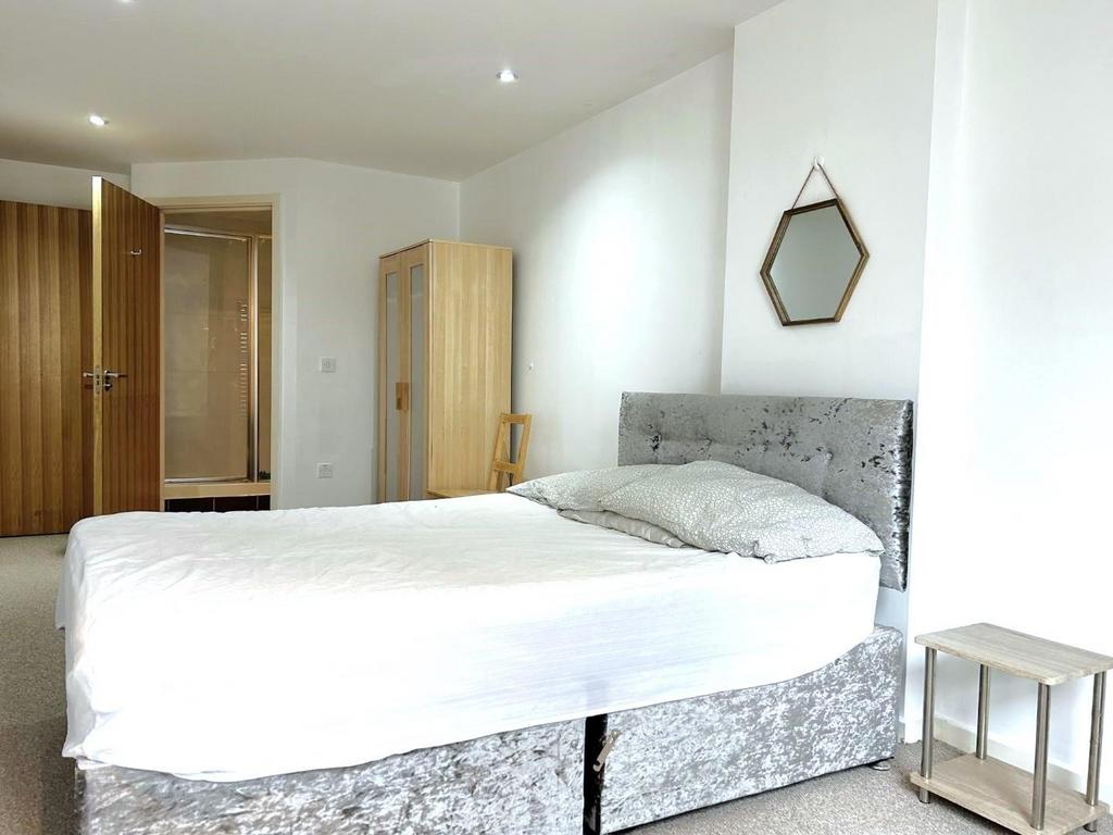 213 GATEWAY WEST - BEDROOM2.jpg