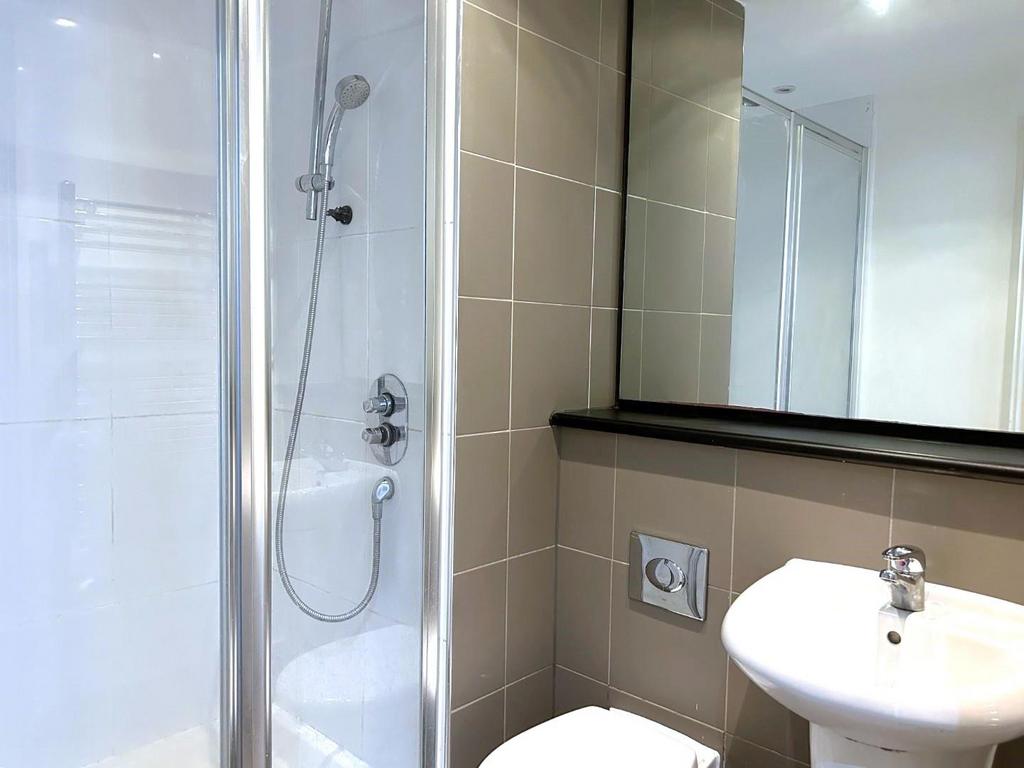 213 GATEWAY WEST - BATHROOM.jpg