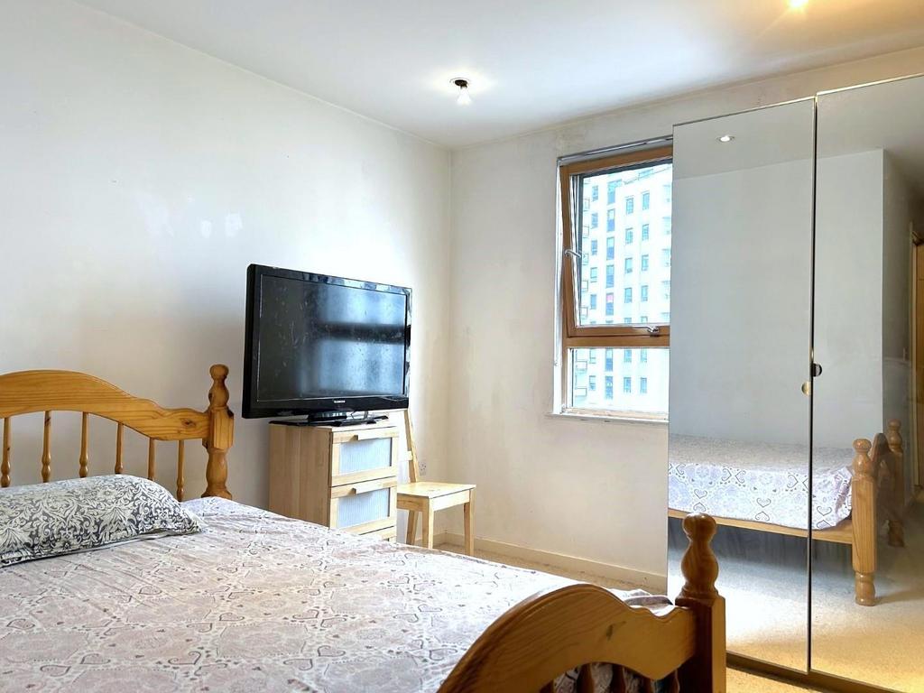 213 GATEWAY WEST - BEDROOM3.jpg
