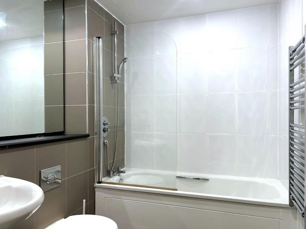213 GATEWAY WEST - BATHROOM2.jpg