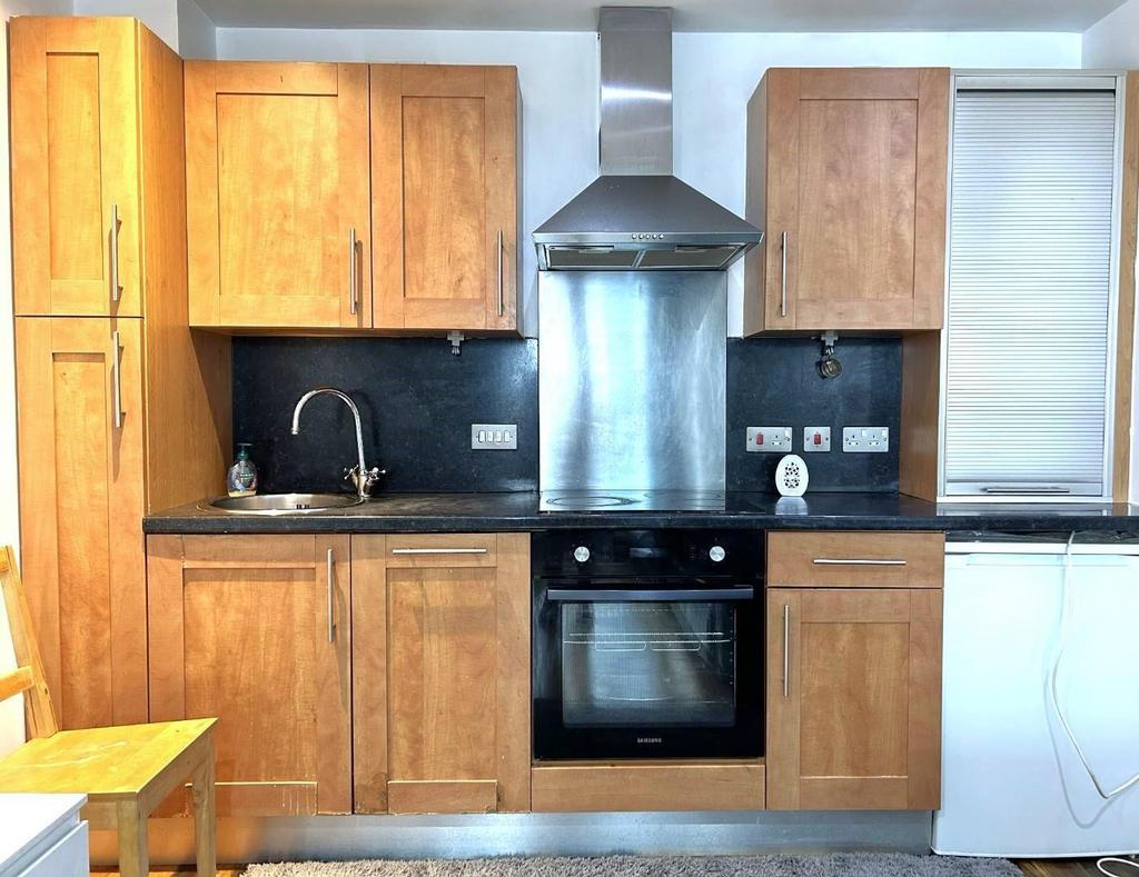 213 GATEWAY WEST - KITCHEN.jpg