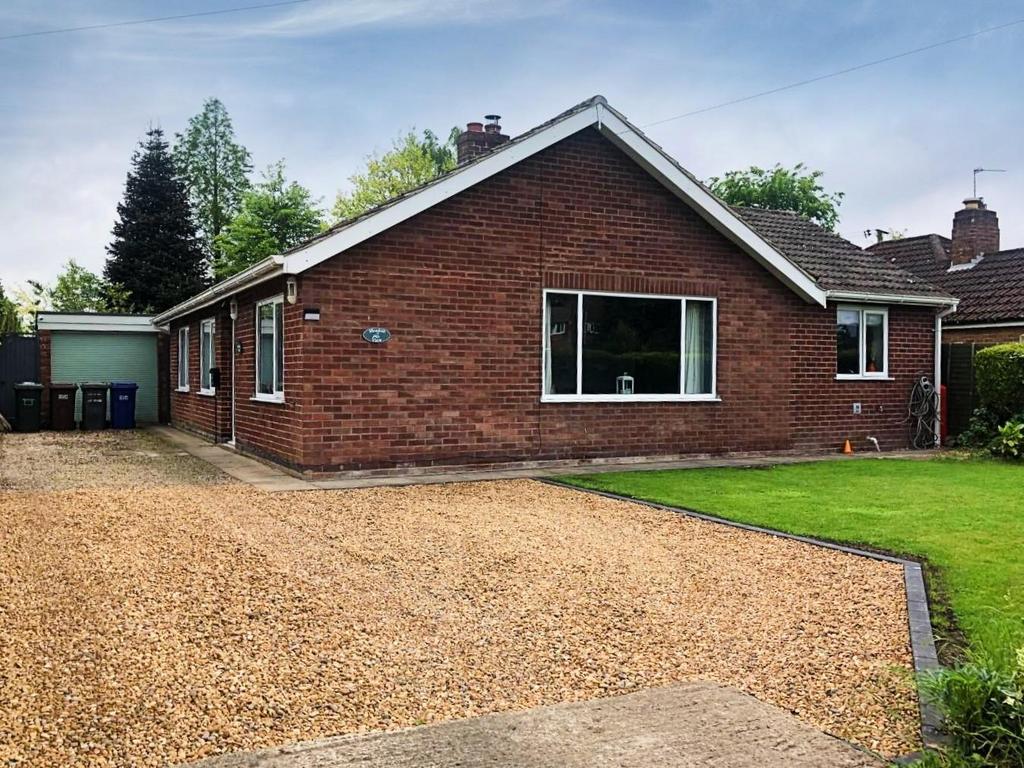 Moor End, Kelfield, York 3 bed detached bungalow for sale £325,000
