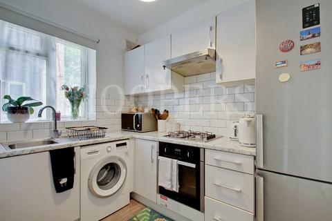 2 bedroom ground floor flat for sale, Cairnfield Avenue, London, NW2