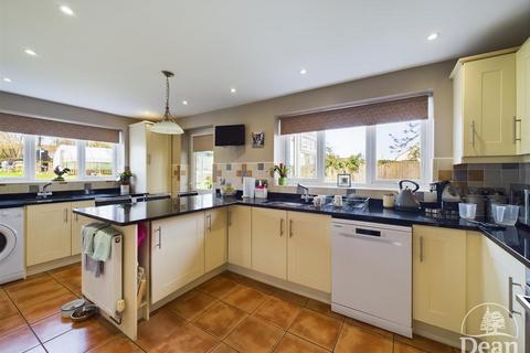 4 bedroom detached house for sale, Forest Road, Milkwall
