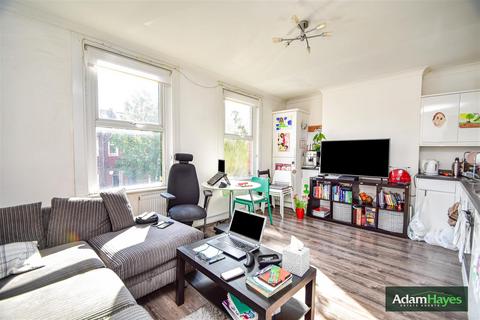 2 bedroom apartment to rent, Ravenshurst Avenue, Hendon Central NW4