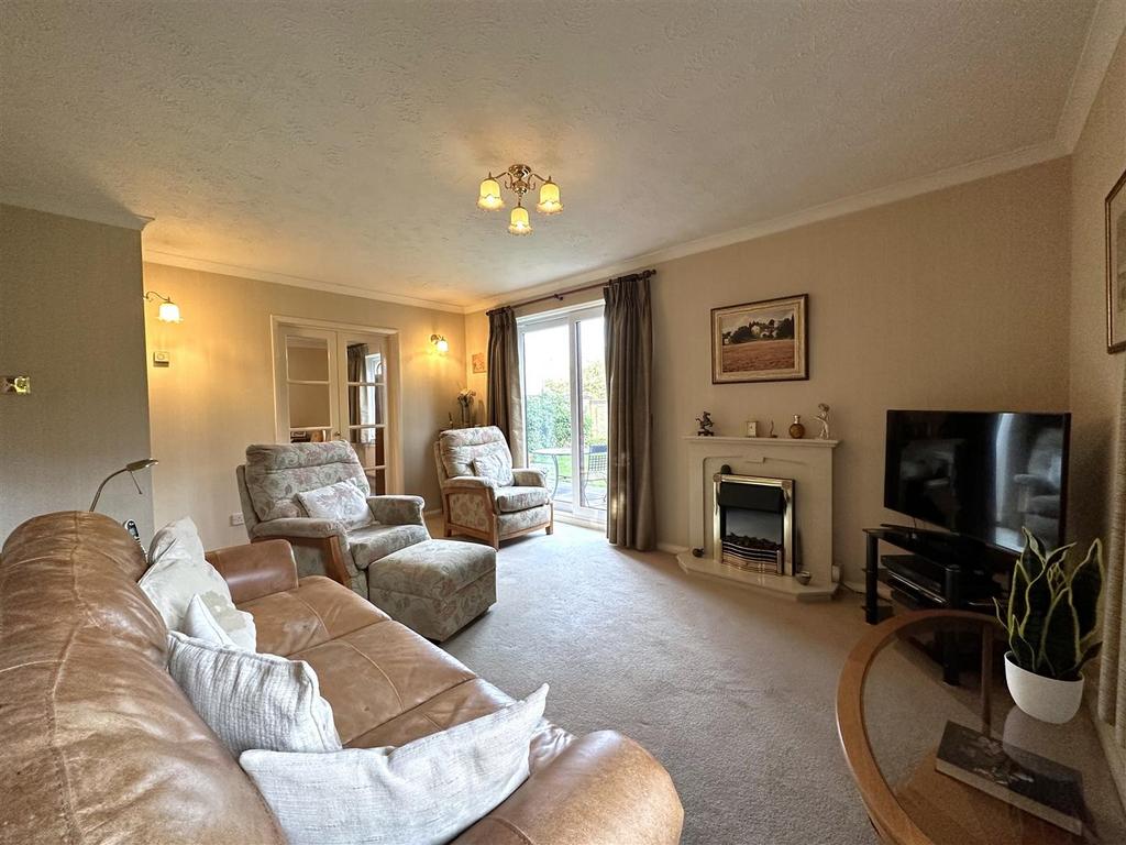 Well-Proportioned Lounge 645