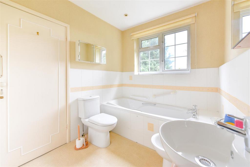 EN SUITE JACK &amp; JILL BATHROOM