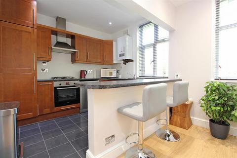 2 bedroom apartment to rent, Forest Drive, Kingswood
