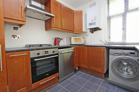 2 bedroom apartment to rent, Forest Drive, Kingswood