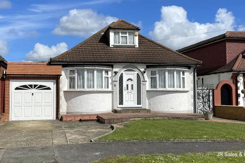 3 bedroom detached bungalow for sale, Kingswell Ride, Cuffley