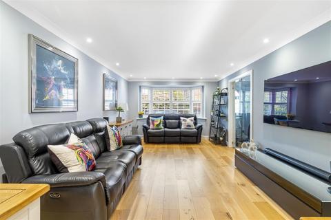 8 Thompsons Close, Cheshunt, Waltham Cross, EN7 5RF