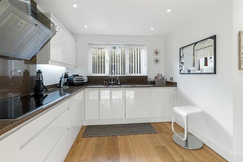 8 Thompsons Close, Cheshunt, Waltham Cross, EN7 5RF