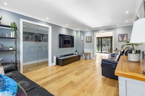 8 Thompsons Close, Cheshunt, Waltham Cross, EN7 5RF