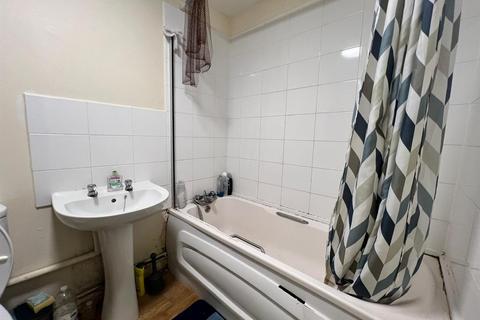 2 bedroom flat for sale, Lavender Place, Ilford