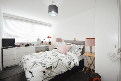 2 bedroom flat for sale, Otho Court, Augustus Close, Brentford