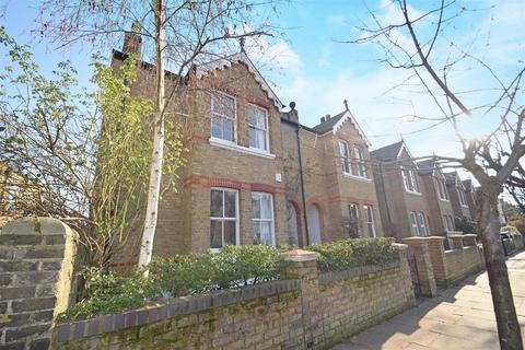 5 bedroom semi-detached house to rent, Broadway Avenue, St Margarets village