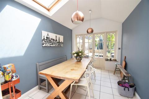 5 bedroom semi-detached house to rent, Broadway Avenue, St Margarets village