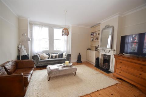 5 bedroom semi-detached house to rent, Broadway Avenue, St Margarets village