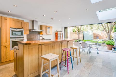 4 bedroom end of terrace house for sale, Clonmore Street, London