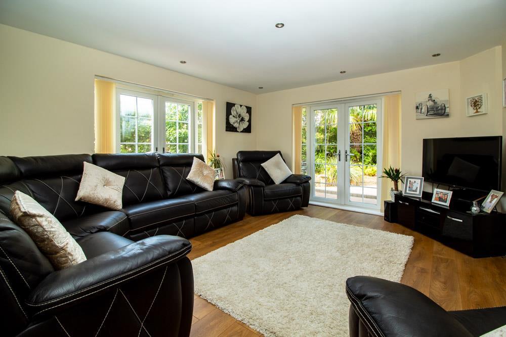 Neil Armstrong Way, Eastwood SS9 3 bed detached house for sale £360,000