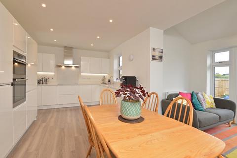 48 Dart Avenue, Exeter, EX2 7FX