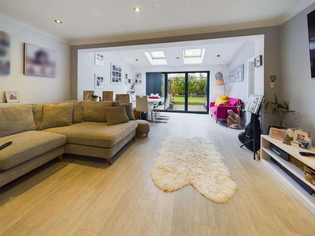 Mistys Field, WaltonOnThames 4 bed semidetached house for sale £