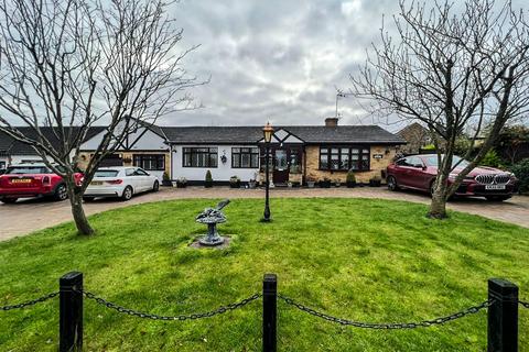 4 bedroom detached bungalow for sale, Vera Road, Billericay CM11