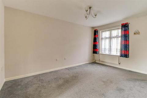25 Claremont Close, Westcliff-on-sea, SS0 7UA