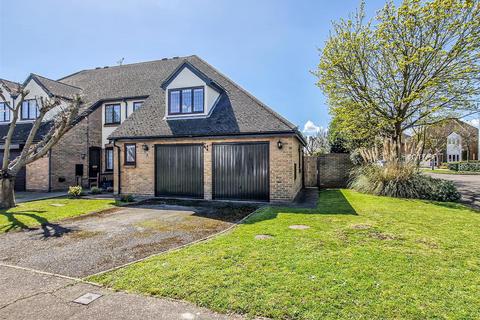 2 Fitzwarren, Shoeburyness, Southend-on-sea, SS3 8BS