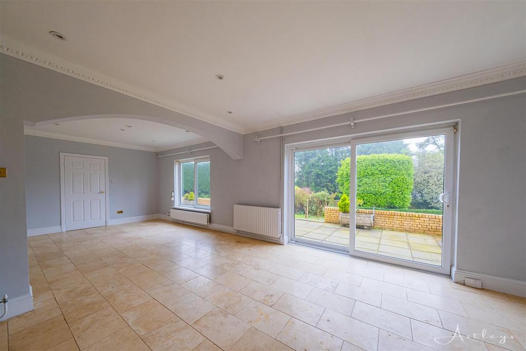 Lounge/Dining Room