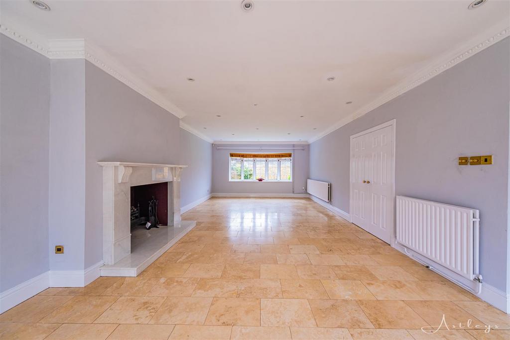 Lounge/Dining Room