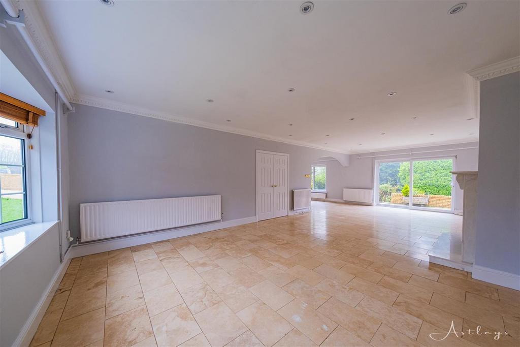 Lounge/Dining Room