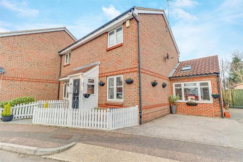 3 bedroom end of terrace house for sale, Milbanke Close, Shoeburyness SS3