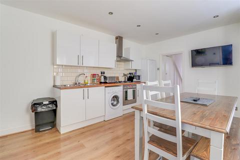 15 Avenue Road, Westcliff-on-sea, SS0 7PN