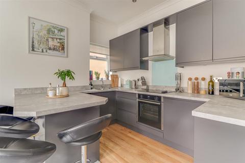 Flat 3, 34 Elderton Road, Westcliff-on-sea, SS0 8AQ