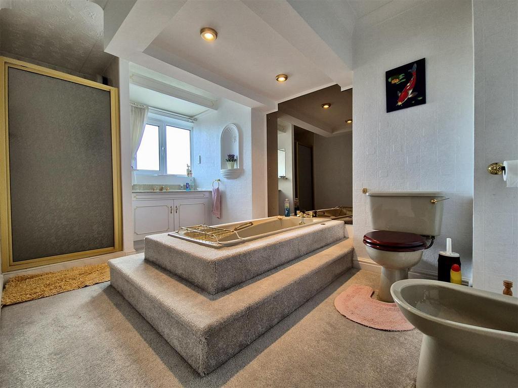 En suite bathroom/wc