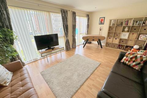 3 bedroom flat for sale, Pitwines Close, Poole, BH15
