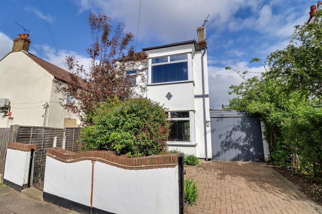 St. Park Avenue, WestcliffOnSea SS0 3 bed detached house £