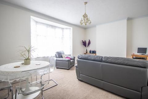 2 bedroom maisonette for sale, London Road, Westcliff-on-Sea SS0